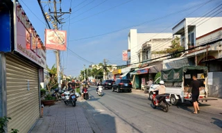 Hàng chục cảnh sát vây bắt kẻ lạ mặt xông vào trường mầm non uy hiếp trẻ