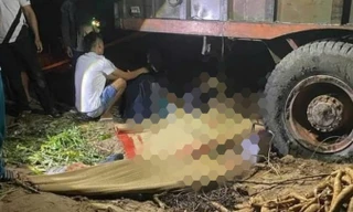 Bản tin 8H: Trú mưa dưới xe máy kéo, 2 người tử vong