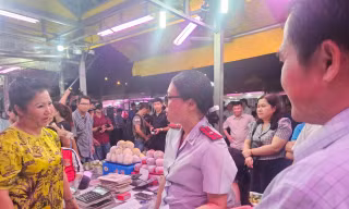 Kiểm tra chợ đầu mối Thủ Đức lúc nửa đêm, đoàn giám sát bất ngờ với câu trả lời của tiểu thương