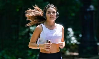 Suri Cruise khoe eo