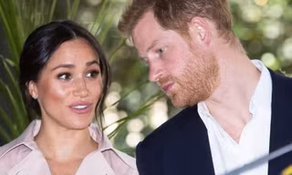 Hoàng gia Anh nói về thông tin cắt Meghan khỏi bức ảnh với Harry