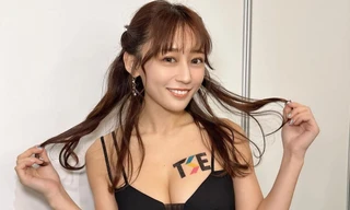 Nữ diễn viên bị chỉ trích vì vén áo phản cảm trong nhà hàng