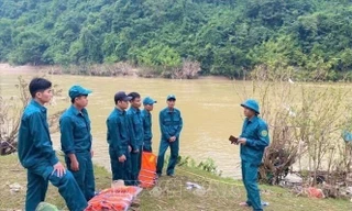 Bản tin 8H: Tìm thấy thi thể một trong hai nam sinh mất tích trên sông Nậm Mộ