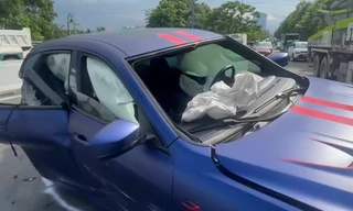 Siêu xe Maserati lộn nhiều vòng trên đại lộ ở TPHCM, đôi nam nữ thoát chết