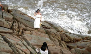 Bất chấp biển cấm, du khách kéo ra check-in 'mỏm đá nguy hiểm' ở biển Sầm Sơn