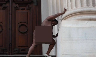 Ý nghĩa ẩn sau hình ảnh người phụ nữ khỏa thân khắp New York