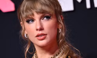 Taylor Swift nằm không 'dính đạn'