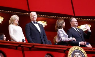 Khoảnh khắc gượng gạo giữa vợ chồng Biden và bà Harris