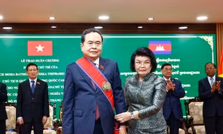 Chủ tịch Quốc hội nhận Huân chương Công trạng hạng Đại Thập tự của Campuchia