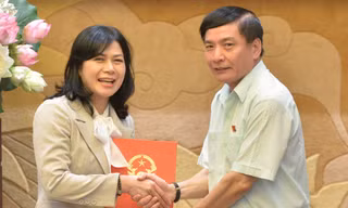 Bản tin 8H: Văn phòng Quốc hội trao quyết định bổ nhiệm cán bộ