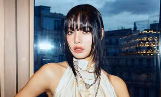 Lisa (BlackPink) khoe nhà, siêu xe