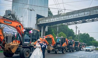 Chú rể tuyên bố đón dâu bằng đoàn xe máy xúc, bố vợ thoáng giật mình