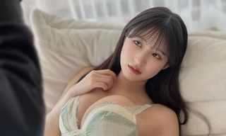 Nữ ca sĩ bị bắt gặp rời khách sạn với hai sao nam giờ ra sao?