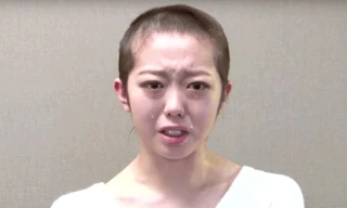 Nữ thần tượng 17 tuổi bị kiện vì đi khách sạn với fan nam