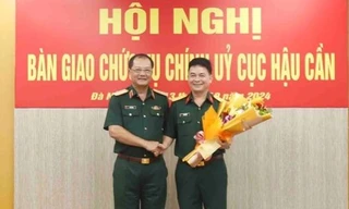 Bản tin 8H: Bàn giao chức vụ Chính ủy Cục Hậu cần Quân khu 5