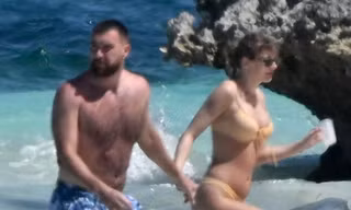 Taylor Swift khoe dáng với bikini, hôn đắm đuối bạn trai 