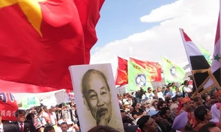 Cờ đỏ sao vàng tung bay tại bế mạc Festival 18