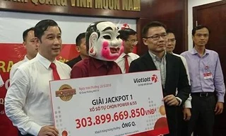 Người đàn ông che mặt khi nhận hơn 300 tỷ đồng của Vietlott 