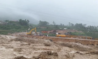 Nhiều tuyến đường phía Bắc bị chia cắt do mua lũ.