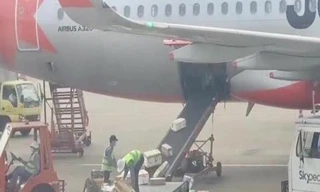 Hai nhân viên bốc xếp của Jetstar quăng quật đồ của khách bị sa thải. Ảnh cắt từ clip.