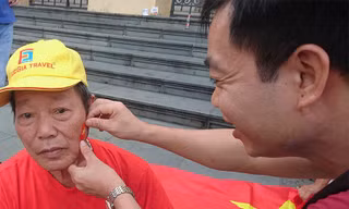 Bác Nguyễn Thiện Thuật (76 tuổi), ở Duy Tiên (Hà Nam) lên Hà Nội từ tối để kịp sáng nay lên đường sang Indonesia.