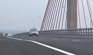 Mấp mô trên mặt cầu Bạch Đằng.