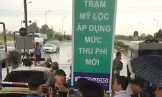 Lái xe tập trung phản đối trạm BOT có giang hồ khoe ‘của quý’