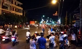 Nhiều người tập trung trên đường trước UBND tỉnh Bình Thuận gây náo loạn.