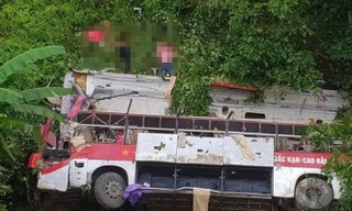 Chiếc xe khách lao xuống vực sâu 30m ở Cao Bằng. Ảnh: NLĐ.