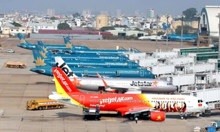 Cảng hàng không miền Bắc “căng mình” theo bão chồng bão