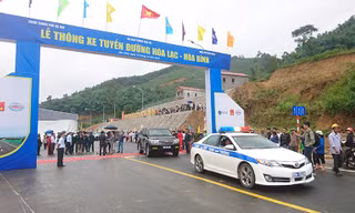 Hiện nhà đầu tư tuyến đường Hoà Lạc - Hoà Bình vẫn nợ ngân sách tỉnh Hoà Bình nên chưa được thu phí, dù đã thông xe gần nửa năm nay.