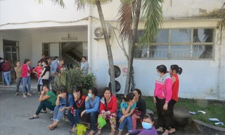 Công nhân Cty TNHH Nam Phương ngừng việc đầu năm 2018 vì bị nợ lương. Ảnh: LĐ.