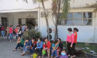 Công nhân Cty TNHH Nam Phương ngừng việc đầu năm 2018 vì bị nợ lương. Ảnh: LĐ.