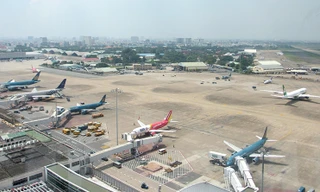 Sân bay Tân Sơn Nhất thường xuyên rơi vào cảnh tắc nghẽn do mật độ lớn.