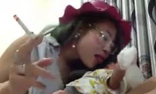 Bella hút thuốc lá rồi phả khói vào mặt con khi đứa bé chỉ mới vài ngày tuổi.