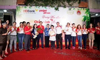 Lãnh đạo và cán bộ nhân viên Vietjet mang đem đến nhiều quà tặng cũng như hoạt động hấp dẫn cho gần 600 em nhỏ. Bác sĩ Lê Thị Hương Lan – Phó giám đốc Trung tâm Bảo trợ Trẻ tàn tật mồ côi Thị Nghè cho biết, đây là hoạt động mà các em đều đón đợi hàng năm.