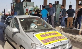 Một số lái xe treo băng rôn và dừng lại tại trạm thu phí BOT Bắc Thăng Long - Nội Bài để phản đối trạm thu phí.