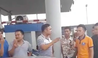 Các lái xe lại tập trung phản đối trạm thu phí trên Quốc lộ 5 sáng 18/9.