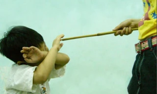Nhiều cha mẹ dạy trẻ theo cách vi phạm pháp luật. Ảnh minh họa: IE.