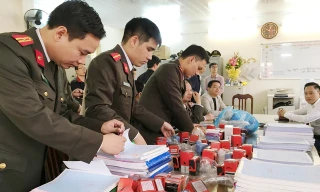 Cơ quan thuế cũng muốn được khởi tố điều tra như cơ quan công an. Ảnh: Cơ quan công an điều tra thu giữ một vụ mua bán hóa đơn.