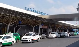 Vẫn tiếp tục thu giá ô tô ra vào sân bay