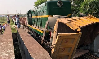 Cú đâm mạnh khiến xe tải bị kéo rê 1 đoạn dài.