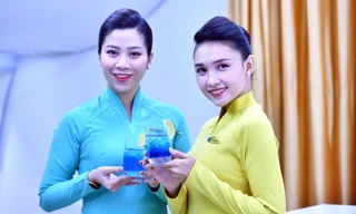 Các tiếp viên Vietnam Airlines hào hứng tự tay pha chế các loại cocktail mới.