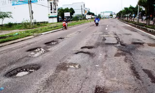Vào mùa mưa, tuyến đường Quốc lộ 1 đoạn qua Bình Dịnh lại xuống cấp, hư hỏng. 