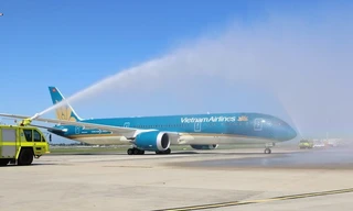 Chuyên cơ đón đoàn cầu thủ và vận động viên Việt Nam dự ASIAD sẽ được phun vòi rồng khi đáp xuống sân bay Nội Bài vào trưa 2/9