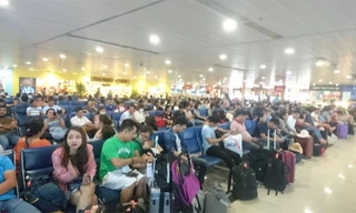 Khu vực chờ lên máy bay sân bay Tân Sơn Nhất không còn chỗ trống vào những khung giờ cao điểm.