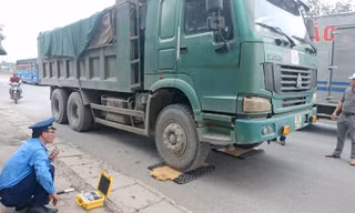 Thanh tra đường bộ dùng cân tay để cân tải trọng xe.