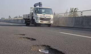 Tuyến đường cao tốc Đà Nẵng - Quảng Ngãi xuất hiện nhiều hư hỏng, nên Bộ GTVT chỉ đạo dừng thu phí từ ngày mai (12/10). Ảnh: Nguyễn Thành