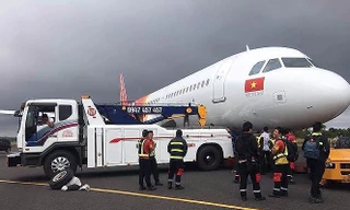 Lực lượng cứu hộ ứng cứu máy bay gặp sự cố của Vietjet tại sân bay Buôn Ma Thuột.