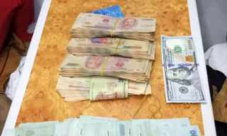 Số tiền mặt trong hành lý khách hàng bỏ quên trên tàu lên gần 120 triệu đồng.